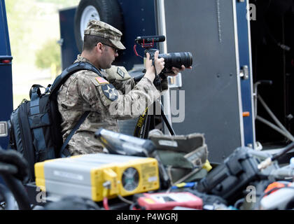 Spc. Stephen Wright, Affari pubblici specialista per l'Arkansas Guardia Nazionale Ufficio per gli affari pubblici, germogli video di una competenza tecnica Valutazione evento ospitato da U.S. Esercito a nord, presso la War Memorial Stadium, a Little Rock, Arca del 10 maggio. Foto Stock