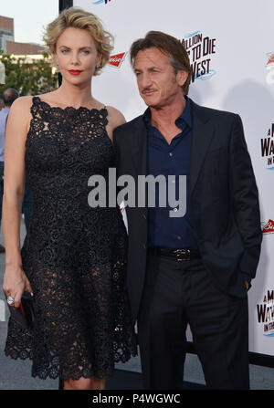 Charleze Theron, Sean Penn in un milione di modi per morire in Occidente a Westwood Village Theatre di Los Angeles.Charleze Theron, Sean Penn 115 ------------- Red Carpet Event, verticale, STATI UNITI D'AMERICA, industria cinematografica, celebrità, fotografia, Bestof, arte cultura e intrattenimento, Topix celebrità moda / Verticale, meglio di, evento nella vita di Hollywood - California, moquette rossa e dietro le quinte, USA, industria cinematografica, celebrità, movie celebrità, personaggi televisivi, musica celebrità, fotografia, Bestof, arte cultura e intrattenimento, Topix, verticale, famiglia da dall'anno , 2014, inchiesta tsuni@Gam Foto Stock