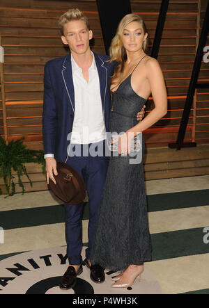 Cody Simpson, Gigi Hadid arrivando a Vanity Fair Oscars 2014 Festa al 8680 Sunset Boulevard West Hollywood.Cody Simpson, Gigi Hadid ------------- Red Carpet Event, verticale, STATI UNITI D'AMERICA, industria cinematografica, celebrità, fotografia, Bestof, arte cultura e intrattenimento, Topix celebrità moda / Verticale, meglio di, evento nella vita di Hollywood - California, moquette rossa e dietro le quinte, USA, industria cinematografica, celebrità, movie celebrità, personaggi televisivi, musica celebrità, fotografia, Bestof, arte cultura e intrattenimento, Topix, verticale, famiglia da dall'anno , 2014, inchiesta tsuni@Gamma-STATI UNITI D'AMERICA. Foto Stock