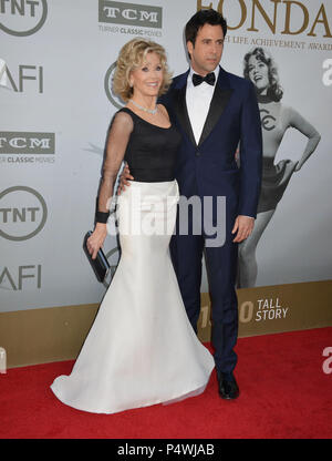 Jane Fonda e figlio di Troy Gareta a Jane Fonda onorato con American Film Institute Life Achievement Awards Gala al Dolby Theatre di Los Angeles.Jane Fonda, figlio di Troy Gareta 025 ------------- Red Carpet Event, verticale, STATI UNITI D'AMERICA, industria cinematografica, celebrità, fotografia, Bestof, arte cultura e intrattenimento, Topix celebrità moda / Verticale, meglio di, evento nella vita di Hollywood - California, moquette rossa e dietro le quinte, USA, industria cinematografica, celebrità, movie celebrità, personaggi televisivi, musica celebrità, fotografia, Bestof, arte cultura e intrattenimento, Topix, verticale, famiglia da fr Foto Stock