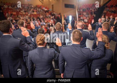 Undici Università di Clemson Air Force Reserve Officers' Training Corps cadetti prestare giuramento di ufficio durante la loro cerimonia di messa in funzione, 10 maggio 2017. Foto Stock