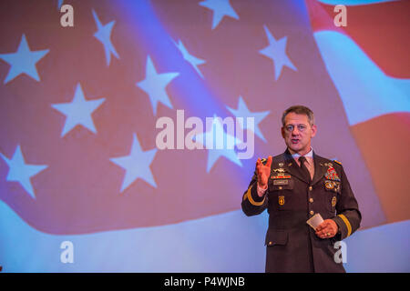 Stati Uniti Esercito il Mag. Gen. James B. Linder, comandante dell'U.S. Esercito John F. Kennedy Special Warfare Center, parla all'Università di Clemson ufficiali di riserva per la formazione di corpi di cerimonia di messa in funzione, 10 maggio 2017. Linder è un 1983 laureato di Clemson. Foto Stock