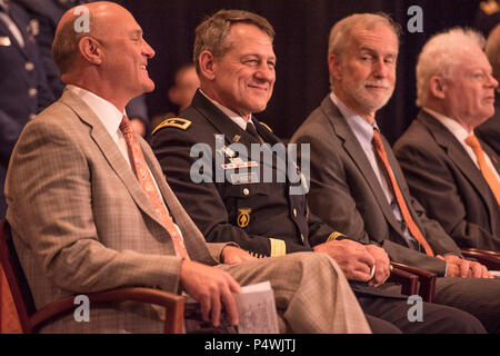 Università di Clemson presidente James Clements (sinistra) condivide un ridere con U.S. Esercito il Mag. Gen. James B. Linder, comandante dell'U.S. Esercito John F. Kennedy Special Warfare Center, durante la Clemson della Riserva degli ufficiali di corpi di formazione cerimonia di messa in funzione, 10 maggio 2017. Linder è un 1983 laureato di Clemson. Foto Stock