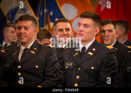 Stati Uniti La riserva di esercito degli ufficiali di formazione Cadet Corps Allen Robertson - presto 2 Lt. Robertson - riproduce il raffreddamento durante la Clemson University della Riserva degli ufficiali di corpi di formazione cerimonia di messa in funzione, 10 maggio 2017. Robertson ha proposto per la sua fidanzata, Chelsea, immediatamente dopo questa cerimonia. Foto Stock