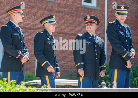 Nuovo di zecca U.S. Esercito 2 Lt. Allen Robertson (secondo da destra) hobnobs con tre dei suoi compagni di università di Clemson riserva degli ufficiali di corpi di formazione laureati in attesa di ricevere la loro prima saluta in un Silver Dollar cerimonia, 10 maggio 2017. Foto Stock