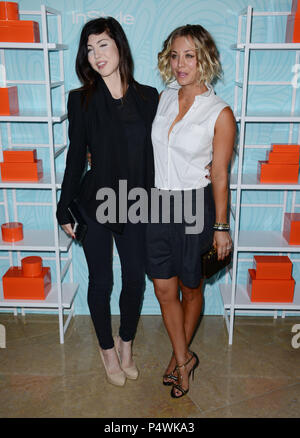 Kaley Cuoco Sweeting e sorella Bri Cuoco 134 l'Ispirazione Awards che beneficiano passo UpÕs ai programmi di mentoring per le ragazze presso il Beverly Hilton Hotel.Kaley Cuoco Sweeting e sorella Bri Cuoco 134 ------------- Red Carpet Event, verticale, STATI UNITI D'AMERICA, industria cinematografica, celebrità, fotografia, Bestof, arte cultura e intrattenimento, Topix celebrità moda / Verticale, meglio di, evento nella vita di Hollywood - California, moquette rossa e dietro le quinte, USA, industria cinematografica, celebrità, movie celebrità, personaggi televisivi, musica celebrità, fotografia, Bestof, arte cultura e intrattenimento, Topix, verticale, famil Foto Stock