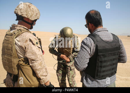 Un U.S. Marine con la Task Force Southwest osserva come un esercito nazionale afghano soldato con il 215th Corps cravatte cavo di detonazione ad un blocco di C-4 a Camp Shorabak, Afghanistan, 10 maggio 2017. Più di 20 ANA soldati sono in esecuzione esplosiva riduzione del pericolo di formazione con assistenza da marines e marinai con TFSW. Il gruppo è composto di circa 300 membri del servizio, la cui missione è di addestrare, consigliare e assistere la ANA 215th Corps e zona 505th della polizia nazionale. Foto Stock