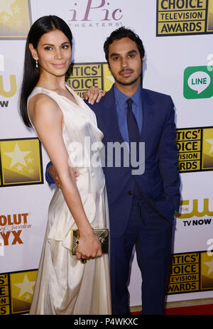 Kunal Nayyar e moglie Neha Kapur 168 in corrispondenza della critica la televisione Awards 2014 presso il Beverly Hilton di Los Angeles.Kunal Nayyar e moglie Neha Kapur 168 ------------- Red Carpet Event, verticale, STATI UNITI D'AMERICA, industria cinematografica, celebrità, fotografia, Bestof, arte cultura e intrattenimento, Topix celebrità moda / Verticale, meglio di, evento nella vita di Hollywood - California, moquette rossa e dietro le quinte, USA, industria cinematografica, celebrità, movie celebrità, personaggi televisivi, musica celebrità, fotografia, Bestof, arte cultura e intrattenimento, Topix, verticale, famiglia da dall'anno , 2014, inchiesta Foto Stock