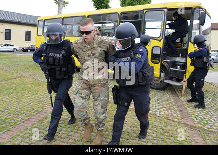 Carabinieri "API", Aliquota primo intervento, durante la risposta di Lion 2017 esercizio, il Vicenza Comunità militare ha condotto la sua piena scala Lion Shake '17 esercita sulla Caserma Ederle Vicenza, Italia, Maggio 10, 2017. Lo scopo della formazione annuale esercizio era di testare e convalidare il vigore di Protezione e di gestione di emergenza Piani e procedure in risposta ad una situazione di emergenza. Foto Stock