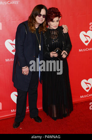 Ozzy Orbourne e moglie Sharon Osbourne arrivando al 2014 MusiCares persona dell'anno presso il Convention Centre di Los Angeles.Ozzy Orbourne e moglie Sharon Osbourne 108 ------------- Red Carpet Event, verticale, STATI UNITI D'AMERICA, industria cinematografica, celebrità, fotografia, Bestof, arte cultura e intrattenimento, Topix celebrità moda / Verticale, meglio di, evento nella vita di Hollywood - California, moquette rossa e dietro le quinte, USA, industria cinematografica, celebrità, movie celebrità, personaggi televisivi, musica celebrità, fotografia, Bestof, arte cultura e intrattenimento, Topix, verticale, famiglia da dall'anno Foto Stock