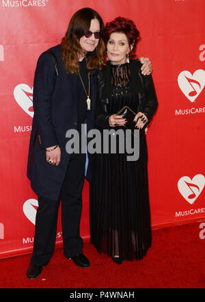 Ozzy Orbourne e moglie Sharon Osbourne arrivando al 2014 MusiCares persona dell'anno presso il Convention Centre di Los Angeles.Ozzy Orbourne e moglie Sharon Osbourne 109 ------------- Red Carpet Event, verticale, STATI UNITI D'AMERICA, industria cinematografica, celebrità, fotografia, Bestof, arte cultura e intrattenimento, Topix celebrità moda / Verticale, meglio di, evento nella vita di Hollywood - California, moquette rossa e dietro le quinte, USA, industria cinematografica, celebrità, movie celebrità, personaggi televisivi, musica celebrità, fotografia, Bestof, arte cultura e intrattenimento, Topix, verticale, famiglia da dall'anno Foto Stock