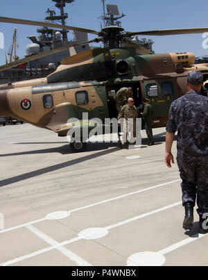 Brig. Gen. Jeffrey Kramer arriva presso il Royal Jordanian Base Navale di prendere parte ad esercitazioni congiunte con l'italiano, giordani e U.S. forze armate. Desiderosi di Lion è un annuale U.S. Comando centrale esercizio in Giordania progettato per rafforzare strutture militari le relazioni tra gli Stati Uniti e la Giordania e altri partner internazionali. Questo anno di iterazione è costituito da circa 7.200 militari da più di 20 nazioni che risponderà alle situazioni che coinvolgono la sicurezza dei confini e di comando e controllo, cyber defense e battlespace management. Foto Stock