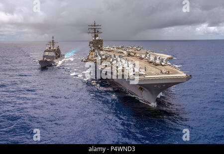 180621-N-PJ626-0080 Mare delle Filippine (21 giugno 2018) Il Ticonderoga-class guidato-missili cruiser USS Antietam (CG 54) tira a fianco della Marina distribuita portaerei USS Ronald Reagan (CVN 76), durante un rifornimento di carburante in mare. Ronald Reagan, il portabandiera del Carrier Strike gruppo 5, fornisce un combattimento-pronto forza che protegge e difende la collettiva degli interessi marittimi dei suoi alleati e partner nella regione Indo-Pacifico. (U.S. Foto di Marina di Massa lo specialista di comunicazione 2a classe Kaila Peters/rilasciato) Foto Stock