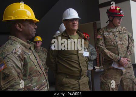 Brig. Gen. Wayne L. nero, Vice aiutante generale di Indiana, parla con Lt. Col. Gregory A. Motz, il comandante del XIX CBRNE Enhanced Response Force Package (CERFP) e Briga. Gen. Yoram Laredo, Israele Home comando anteriore, durante un esercizio panoramica di fronte unito 2017 in Merrillville, Ind. 9 Maggio. L'esercizio panoramica incluso un tour del sito di formazione che simulasse un edificio crollato dopo le devastazioni provocate da un tornado. Foto Stock