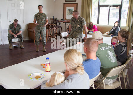 Il Mag. David Tran, Famiglia militare divisione alloggiamento G-4 Impianti e logistica, parla con centro di combattimento residenti nel corso di un forum sulla sicurezza presso il distretto di Adobe Clubhouse a bordo Marine Corps Air Ground Centro di combattimento, ventinove Palms, California, il 9 maggio 2017. Foto Stock