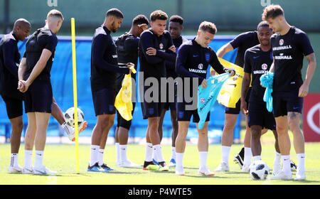 L'Inghilterra del dele Alli (centro) durante la sessione di formazione presso la Spartak Zelenogorsk Stadium, Zelenogorsk. Foto Stock