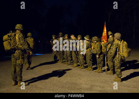 Stati Uniti Marines con il combattimento azienda logistica 23 (CLC-23), combattere la logistica reggimento 25, II Marine forza expeditionary, prepararsi a condurre a 6 miglio escursione di formazione a bordo Marine Corps Air Station Beaufort, S.C., 10 maggio 2017. CLC-23 condotta la formazione per soddisfare con requisiti annuali e costruire la coesione dell'unità. Foto Stock