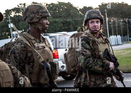 Stati Uniti Marines 1S. Sgt. N.J. Underwood (sinistra) e MSgt. J. J. Dacey (destra) con la lotta contro la società di logistica 23, combattere reggimento logistico 25, II Marine forza expeditionary, escursione a 6 miglia a bordo di Marine Corps Air Station Beaufort, S.C., 10 maggio 2017. CLC-23 condotta la formazione per soddisfare con requisiti annuali e costruire la coesione dell'unità. Foto Stock