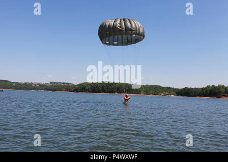 Un paracadutista con la quinta Ranger del battaglione di formazione (5a RTB), Camp Merrill, Dahlonega, GA, terre in acqua dopo l'uscita da un U.S. Esercito UH-60 Blackhawk elicottero durante le operazioni di volo sul Lago Lanier, GA, 9 maggio 2017. 5 RTB sta conducendo una deliberata airborne funzionamento al fine di mantenere la competenza in questa missione attività critica. ( Foto Stock