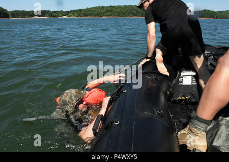 Un Istruttore di Ranger con il quinto Ranger del battaglione di formazione (5a RTB), Camp Merrill, Dahlonega, GA, assiste un paracadutista in barca durante le operazioni di volo sul Lago Lanier, GA, 9 maggio 2017. 5 RTB sta conducendo una deliberata airborne funzionamento al fine di mantenere la competenza in questa missione attività critica. ( Foto Stock