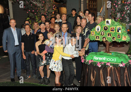 Max Burkholder, Ray Romano, Miles Heizer, Joy Bryant, Tiree Brown, Craig T. Nelson, Bonnie Bedelia, Lauren Graham, Peter Krause, Monica Potter, Sam Jaeger, Erika Christensen, Savannah Paige Rae, alla genitorialità 100th episodio all'Universal Lotto stadio 43 nov. 7, 2014 a Los Angeles.Max Burkholder, Ray Romano, Miles Heizer, Joy Bryant, Tiree Brown, Craig T. Nelson, Bonnie Bedelia, Lauren Graham, Peter Krause, Monica Potter, Sam Jaeger, Erika Christensen, Savannah Paige Rae, 163 evento nella vita di Hollywood - California, tappeto rosso Evento, STATI UNITI D'AMERICA, industria cinematografica, celebrità, fotografia, Bestof, Ar Foto Stock