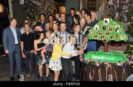 Max Burkholder, Ray Romano, Miles Heizer, Joy Bryant, Tiree Brown, Craig T. Nelson, Bonnie Bedelia, Lauren Graham, Peter Krause, Monica Potter, Sam Jaeger, Erika Christensen, Savannah Paige Rae, alla genitorialità 100th episodio all'Universal Lotto stadio 43 nov. 7, 2014 a Los Angeles.Max Burkholder, Ray Romano, Miles Heizer, Joy Bryant, Tiree Brown, Craig T. Nelson, Bonnie Bedelia, Lauren Graham, Peter Krause, Monica Potter, Sam Jaeger, Erika Christensen, Savannah Paige Rae, 165 evento nella vita di Hollywood - California, tappeto rosso Evento, STATI UNITI D'AMERICA, industria cinematografica, celebrità, fotografia, Bestof, Ar Foto Stock