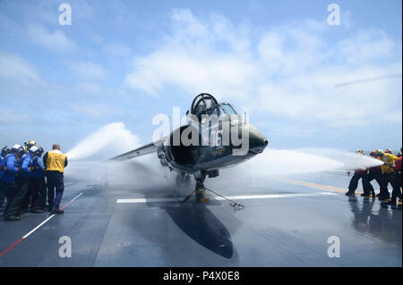 OCEAN (9 maggio 2017) marinai il tubo flessibile verso il basso un AV-8B Harrier durante un ponte di volo drill incendio a bordo il Wasp-classe assalto anfibio nave USS Essex (LHD 2). La nave è in corso conduzione di esperimenti in mare al largo della costa della California del Sud. Foto Stock