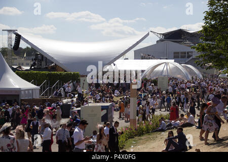 Vista di una grande folla brulicare tra architettura presso il Royal Ascot Racecourse Foto Stock