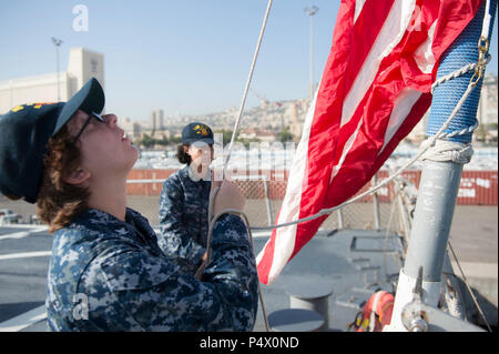 HAIFA, Israele (10 maggio 2017) Cryptologic collezioni tecnico di terza classe Shannon Spencer, da Kannapolis, North Carolina, paranchi il ensign durante la mattina i colori a bordo del Arleigh Burke-class guidato-missile destroyer USS Ross (DDG 71) durante una prevista visita porto di Haifa, Israele, 10 maggio 2017. Ross, distribuita a Rota, Spagna, sta conducendo operazioni navali negli Stati Uniti Sesta flotta area di operazioni a sostegno degli Stati Uniti per gli interessi di sicurezza nazionali in Europa e in Africa. Foto Stock