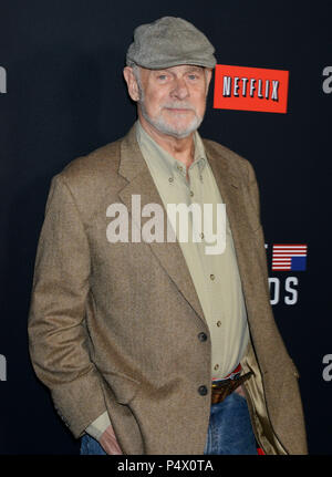 Gerald Mcraney Che Arrivano Alla Casa Delle Carte Di Premiere Presso La Dga Theatre Di Los Angeles Gerald Mcraney 131 Red Carpet Event Verticale Stati Uniti D America Industria Cinematografica Celebrita Fotografia Bestof Arte