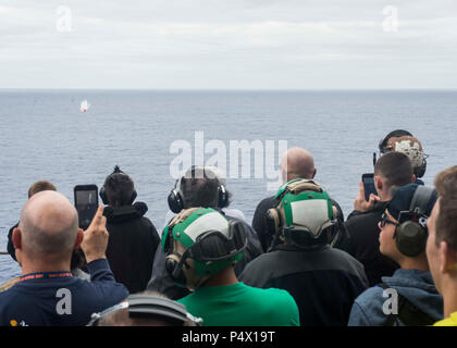 Oceano Pacifico (9 maggio 2017) marinai, Marines e tigri guarda una dimostrazione della Close-In sistema di armi (CIWS) e la MK38 25mm mitragliatrice a bordo dell'assalto anfibio nave USS Makin Island (LHD 8). Tiger Cruise ammessi più di 160 amici e membri della famiglia di intraprendere Makin Island a sperimentare STATI UNITI La marina degli Stati Uniti e Marine Corps vita in mare durante la nave il viaggio di ritorno a San Diego dopo sette mesi di distribuzione per gli Stati Uniti 3rd, quinto e settimo aree della flotta di funzionamento. Foto Stock