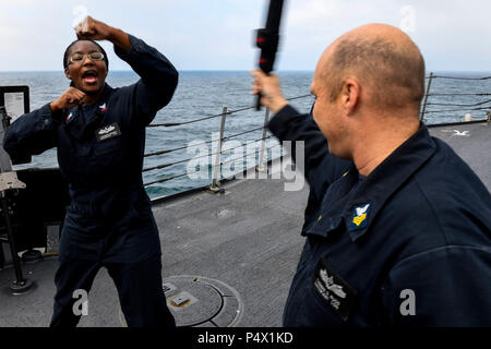 Mar Nero (9 maggio 2017) - Quartermaster 2a classe Lakendra Brown, da San Pietroburgo, Florida, utilizza un blocco alto per deviare un colpo da maestro-at-Arms 1a classe Damon Rudd, da Bremerton, Washington, durante una reazione di protezione vigore qualificazione di base corso a bordo della Arleigh Burke-class guidato-missile destroyer USS Oscar Austin (DDG 79), 9 maggio 2017. Oscar Austin è su di una routine di distribuzione negli Stati Uniti di supporto gli interessi di sicurezza nazionali in Europa e teatro aumentando la cooperazione in materia di sicurezza e di avanzamento presenza navale negli Stati Uniti Sesta flotta area di operazioni. Foto Stock