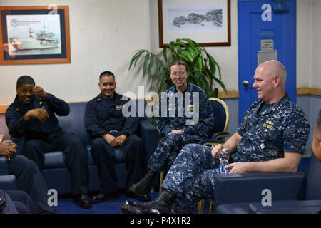 RIJEKA, Croazia (10 maggio 2017) Vice Adm. Christopher Grady, commander, U.S. Sesta flotta, si incontra con la Blue Ridge-class di comando e di controllo nave USS Mount Whitney (LCC 20) quadrato di poppa della nave a Viktor Lenac cantiere di Rijeka, Croazia, 10 maggio 2017. Il Monte Whitney, U.S. 6 comando della flotta e la nave comando, distribuito a Gaeta, Italia, opera con un equipaggio combinato di U.S. I marinai della marina militare e Sealift comando servizio civile naviganti. Foto Stock