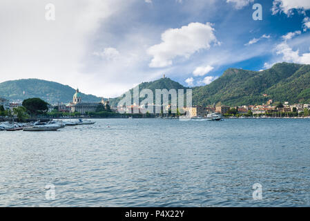 Il lago di Como, Como, Italia settentrionale. Vista della città di Como in una bella mattina d'estate con una partenza in aliscafo Foto Stock