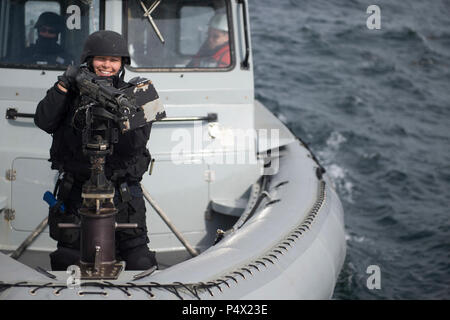 Oceano Pacifico (9 maggio 2017) Boatswain compagno del marinaio Larrinisha walker, New Orleans native, assegnato alla sezione di coperta di dock anfibio sbarco nave USS Pearl Harbor (LSD 52), partecipa a una infrastruttura marittima esercitazione di protezione al largo della costa della California del Sud. Più di 1.800 marinai e 2.600 marines assegnato all'America anfibio gruppo pronto (ARG) e il quindicesimo Marine Expeditionary Unit (MEU) stanno attualmente conducendo un gruppo composito Esercizio (COMPTUEX) al largo della costa della California del Sud in preparazione per la ARG della distribuzione entro la fine di quest'anno. L'America Foto Stock