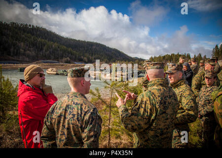 Lt. Gen. Giovanni Wissler, centro, comandante della U.S. Marine Corps il comando delle forze, parla con Marines si affaccia in un area di assemblaggio dove Marine Corps Programma di preposizionamento Norvegia (MCPP-N) apparecchiatura viene messa in scena. MCPP-N consente la rapida aggregazione di una credibile, agile e flessibile di Marina di massa di aria e della Task Force operativa crea e le opzioni strategiche per la difesa degli alleati e partner della NATO. Foto Stock