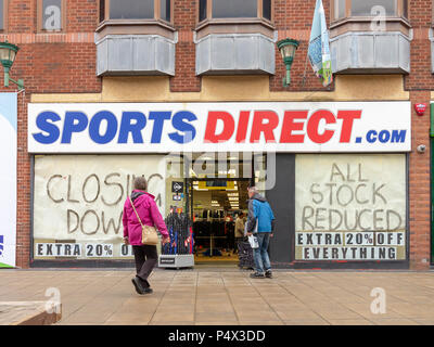 23 Maggio 2018 - Chiusura segni nelle finestre del Sport Direct shop nel vecchio mercato del pesce area del centro citta' di Warrington, accanto al Golden Squ Foto Stock