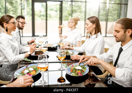 La gente di affari durante un pranzo presso il ristorante Foto Stock