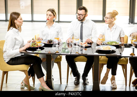 La gente di affari durante un pranzo presso il ristorante Foto Stock