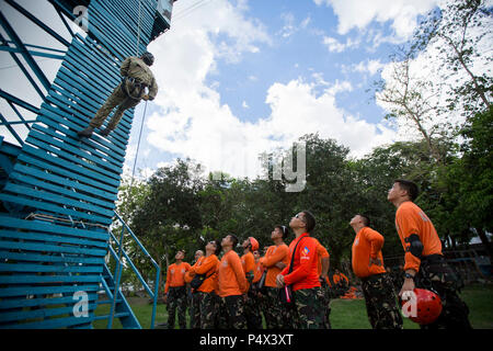 Philippine avieri con 505th di ricerca e di salvataggio e di gruppo U.S. Avieri con 31 Rescue Squadron, xviii ala, condividere rappelling tecniche durante un esperto in materia di exchange a Clark Air Base in città Mabalacat, Pampanga, 10 maggio 2017. Balikatan è un annuale U.S.-Philippine bilaterale di esercitazione militare incentrato su una varietà di missioni, comprese la fornitura di assistenza umanitaria e di soccorso in caso di catastrofe, la lotta contro il terrorismo e altri combinati di operazioni militari. Foto Stock