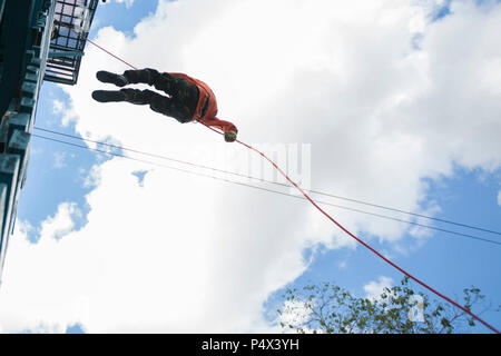 Philippine avieri con 505th di ricerca e di salvataggio e di gruppo U.S. Avieri con 31 Rescue Squadron, xviii ala, condividere rappelling tecniche durante un esperto in materia di exchange a Clark Air Base in città Mabalacat, Pampanga, 10 maggio 2017. Balikatan è un annuale U.S.-Philippine bilaterale di esercitazione militare incentrato su una varietà di missioni, comprese la fornitura di assistenza umanitaria e di soccorso in caso di catastrofe, la lotta contro il terrorismo e altri combinati di operazioni militari. Foto Stock