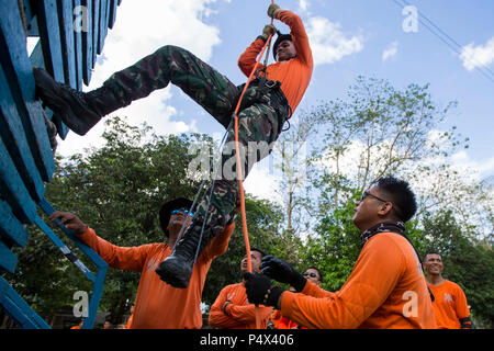 Philippine avieri con 505th di ricerca e di salvataggio e di gruppo U.S. Avieri con 31 Rescue Squadron, xviii ala, condividere rappelling tecniche durante un esperto in materia di exchange a Clark Air Base in città Mabalacat, Pampanga, 10 maggio 2017. Balikatan è un annuale U.S.-Philippine bilaterale di esercitazione militare incentrato su una varietà di missioni, comprese la fornitura di assistenza umanitaria e di soccorso in caso di catastrofe, la lotta contro il terrorismo e altri combinati di operazioni militari. Foto Stock