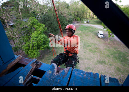 Philippine avieri con 505th di ricerca e di salvataggio e di gruppo U.S. Avieri con 31 Rescue Squadron, xviii ala, condividere rappelling tecniche durante un esperto in materia di exchange a Clark Air Base in città Mabalacat, Pampanga, 10 maggio 2017. Balikatan è un annuale U.S.-Philippine bilaterale di esercitazione militare incentrato su una varietà di missioni, comprese la fornitura di assistenza umanitaria e di soccorso in caso di catastrofe, la lotta contro il terrorismo e altri combinati di operazioni militari. Foto Stock