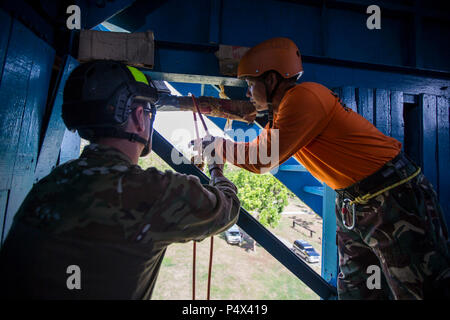 Philippine avieri con 505th di ricerca e di salvataggio e di gruppo U.S. Avieri con 31 Rescue Squadron, xviii ala, condividere rappelling tecniche durante un esperto in materia di exchange a Clark Air Base in città Mabalacat, Pampanga, 10 maggio 2017. Balikatan è un annuale U.S.-Philippine bilaterale di esercitazione militare incentrato su una varietà di missioni, comprese la fornitura di assistenza umanitaria e di soccorso in caso di catastrofe, la lotta contro il terrorismo e altri combinati di operazioni militari. Foto Stock