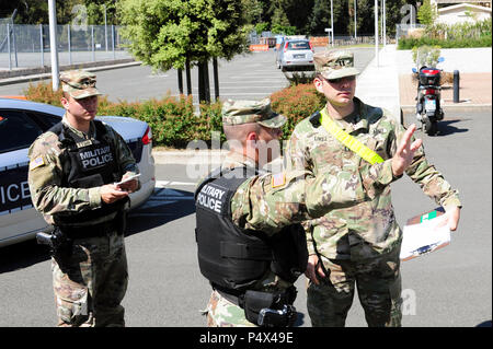 Centro, U.S Army Sgt. Giuseppe di Dallas, il pattugliamento supervisore dal 529th MP Azienda mutandine CPT Lopez Thomas, Provost Marshal, dal 529th MP azienda durante l'esercizio. Al Lion esercizio di risposta, il Livorno Comunità militare ha condotto la sua piena scala risposta Lion '17 su Camp Darby, Livorno, Italia, Maggio 10, 2017. Lo scopo della formazione annuale esercizio era di testare e convalidare il vigore di Protezione e di gestione di emergenza Piani e procedure in risposta ad una situazione di emergenza. ( Foto Stock