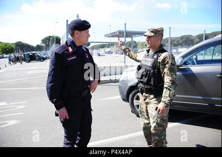 A destra, U.S Army Sgt. Giuseppe di Dallas, il pattugliamento supervisore dal 529th MP Azienda mutandine Carabinieri comandante, LTC Sergio di Rosalia durante l'esercizio. Al Lion esercizio di risposta, il Livorno Comunità militare ha condotto la sua piena scala risposta Lion '17 su Camp Darby, Livorno, Italia, Maggio 10, 2017. Lo scopo della formazione annuale esercizio era di testare e convalidare il vigore di Protezione e di gestione di emergenza Piani e procedure in risposta ad una situazione di emergenza. ( Foto Stock