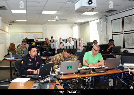 Vista del funzionamento di emergenza centro (EOC) durante l'esercizio. Al Lion esercizio di risposta, il Livorno Comunità militare ha condotto la sua piena scala risposta Lion '17 su Camp Darby, Livorno, Italia, Maggio 10, 2017. Lo scopo della formazione annuale esercizio era di testare e convalidare il vigore di Protezione e di gestione di emergenza Piani e procedure in risposta ad una situazione di emergenza. ( Foto Stock