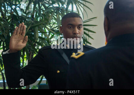 Secondo tenente Mitchell Harrison riceve il giuramento di ufficio durante la sua messa in funzione di una cerimonia in aeronautica Embry-Riddle università del College of Business in Daytona Beach, Florida, 10 maggio 2017. La cerimonia ha commemorato Harrisons' commissione come sottotenente di Marine Corps. Harrison ha completato il 10-la settimana Officer candidati scuola e si prepara a partire per la scuola di base nel luglio 2017. Foto Stock