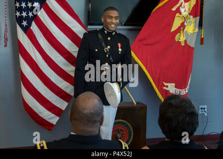 Secondo tenente Mitchell Harrison ha dato commento durante la sua messa in funzione di una cerimonia in aeronautica Embry-Riddle università del College of Business in Daytona Beach, Florida, 10 maggio 2017. La cerimonia ha commemorato Harrisons' commissione come sottotenente di Marine Corps. Harrison ha completato il 10-la settimana Officer candidati scuola e si prepara a partire per la scuola di base nel luglio 2017. Foto Stock