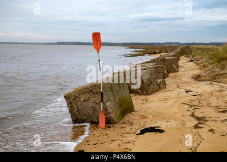 Canoa paddle trovati accanto al fiume Deben, Bawdsey traghetto, Suffolk, Inghilterra. Foto Stock